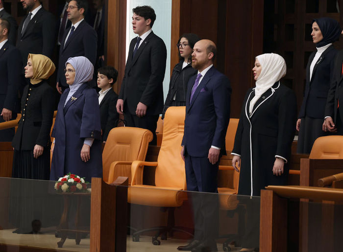 Törene, Cumhurbaşkanı Erdoğan'ın eşi Emine Erdoğan, kızı Esra Erdoğan Albayrak, oğlu Bilal Erdoğan ve eşi Reyyan Erdoğan, kızı Sümeyye Erdoğan Bayraktar ile torunları da katıldı.