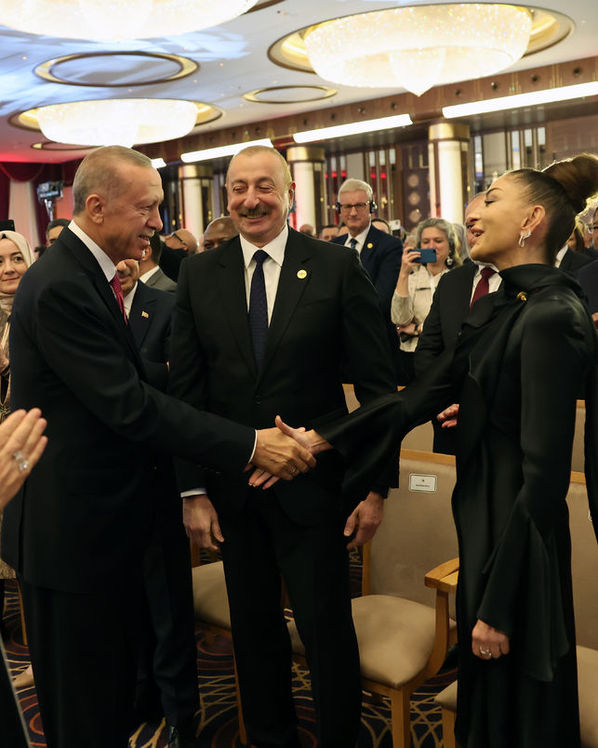 Azerbaycan Cumhurbaşkanı İlham Aliyev de eşi Mihriban Aliyeva ile törene katılan liderler arasındaydı.