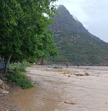 Turizm cenneti Adrasan'ı sel vurdu