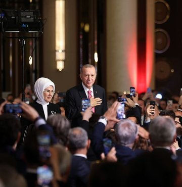 Cumhurbaşkanı Erdoğan, yeni dönemin ilk konuşmasını Beştepe’de gerçekleştirdi. Cumhurbaşkanı Erdoğan’ın "Göreve Başlama Töreni"ndeki konuşması sırasında kendisine eşi Emine Erdoğan eşlik etti. Erdoğan’ın konuşmasını gerçekleştirdiği platformda ise sanatçı, sporcu, bilim insanları, Diyanet İşleri Başkanı Ali Erbaş ve azınlık cemaatlerinin temsilcileri vardı.