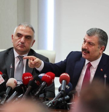 Cumhurbaşkanı Recep Tayyip Erdoğan, yeni kabineyi açıkladı. Kabinede birçok isim değişirken Sağlık Bakanı Fahrettin Koca ile Kültür ve Turizm Bakanı Mehmet Nuri Ersoy görevlerinde kalan isimler oldu. Koca ve Ersoy, milletvekili olmayan iki isim olarak kabinede yer aldı