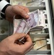 Memur maaşlarına Temmuz ayında 6 aylık enflasyon artış oranına göre zam yapılacak. Ancak Cumhurbaşkanı Erdoğan tarafından en düşük memur maaşı için alt sınır müjdesi geldi. Enflasyon artış oranın altında kalan zam oranları bu sayede ek zam almış olacak. Peki, en düşük memur maaşı ne kadar, kaç TL olacak? İşte memur zammıyla ilgili detaylar...