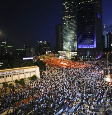 İsrailliler, hükümetin yargı düzenlemesine karşı başlattıkları protestoları 22. haftasında da sürdürdü. On binlerce İsrailli, başta Tel Aviv olmak üzere ülke genelinde pek çok noktada protestolar düzenledi