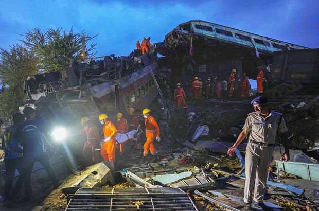 Ülkede son 20 yılın en büyük tren kazası: Can kaybı artıyor!