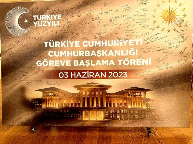 Cumhurbaşkanı Tayyip Erdoğan’ın Çankaya Köşkü’nde verdiği yemeğe katılan yabancı devlet ve hükümet başkanlarının beraberce imzaladıkları hatıra panosu…