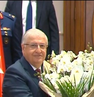 Milli Savunma Bakanı Yaşar Güler, görevi törenle Hulusi Akar