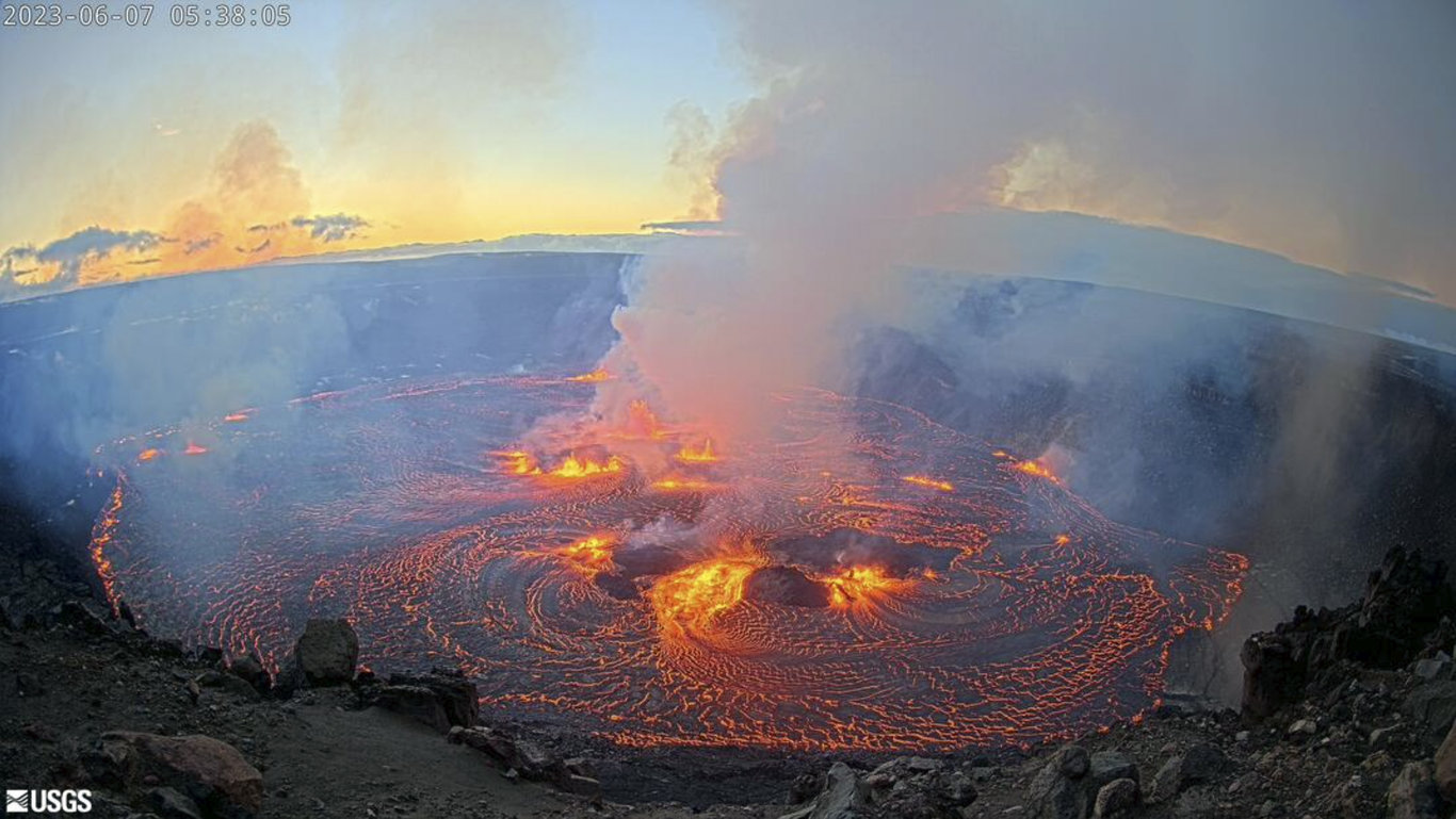 Dünyanın en aktif yanardağlarından Kilauea Yanardağı 3 ay sonra yeniden faaliyete geçti