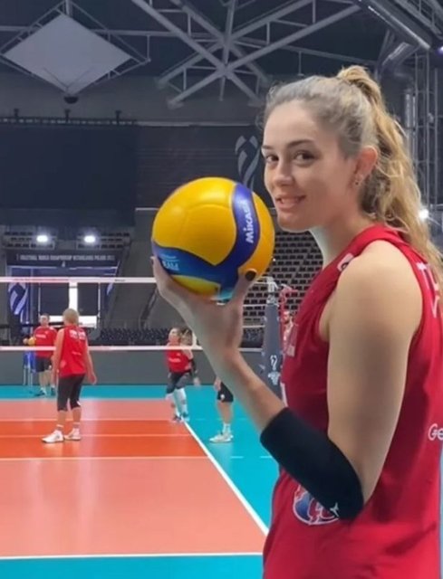 Ba Ar L Voleybolcu Zehra G Ne Iddial Pozlar Yla Mest Etti Ebrar