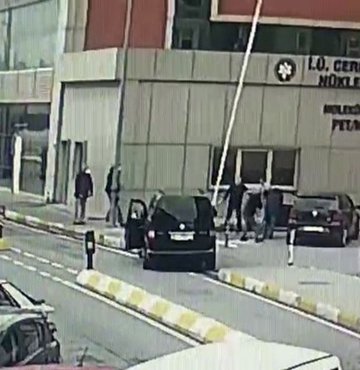 İstanbul Cerrahpaşa Eğitim ve Araştırma Hastanesi’nin otoparkında yer kavgasına tutuşan polis memuru silahına sarıldı. Tartıştığı kişiyi çenesinden vurdu. Savcı, “Polis öldürme amacıyla hareket etti” dedi. Polis memuru hakkında 22 yıla kadar hapis cezası istemiyle dava açıldı. Habertürk