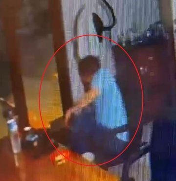 Gece bekçiliği yaptığı hurda dükkanında oturduğu sırada tavanı delen bir yorgun mermi, 32 yaşındaki İdris Fidan