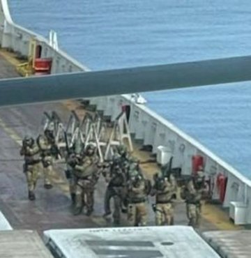 Türk bayraklı ‘Galata Seaways’ gemisinden gelen kaçak ihbarı ile Ulaştırma ve Altyapı Bakanlığı harekete geçti. İtalyan güvenlik güçleri ile koordineli bir şekilde operasyon yürütülerek kaçak yolcular yakalandı.