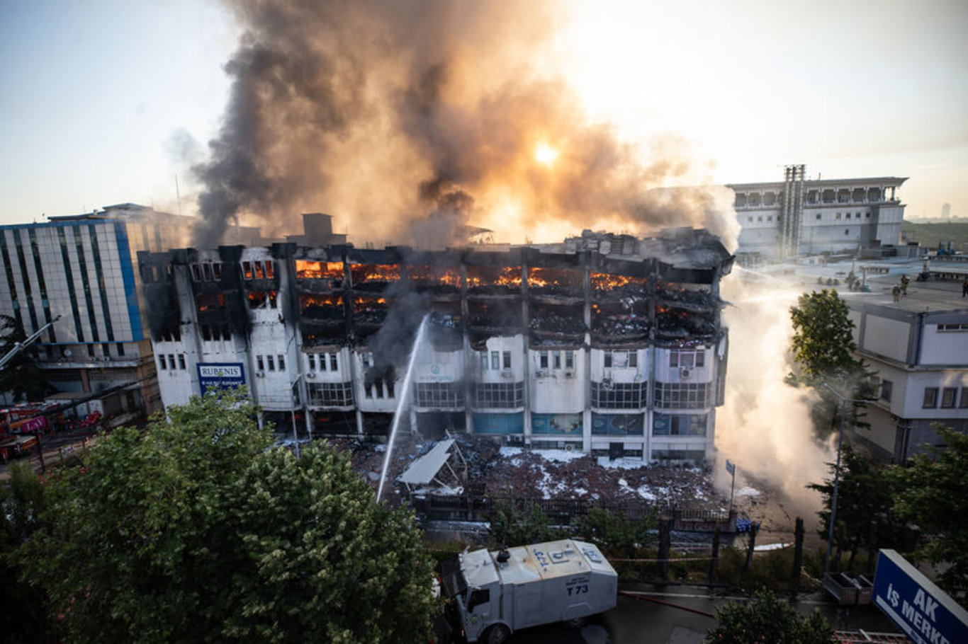 YANGIN BÜYÜYOR! Son dakika: Başakşehir İkitelli Organize Sanayi Bölgesi'nde korkutan yangın!