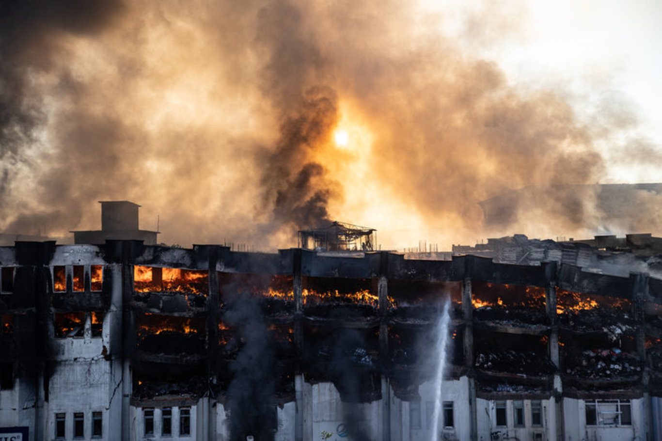 YANGIN BÜYÜYOR! Son dakika: Başakşehir İkitelli Organize Sanayi Bölgesi'nde korkutan yangın!