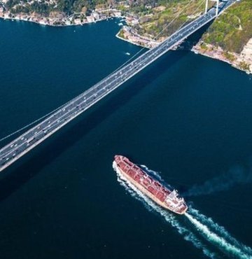Ulaştırma ve Altyapı Bakanı Abdulkadir Uraloğlu, Türk Boğazlarından uğraksız bir şekilde geçen uluslararası gemilerden alınan ücretlerde 1 Temmuz itibariyle yeni bir güncelleme yapıldığını söyledi. Bakan Uraloğlu, altın frank üzerinden belirlenen Boğaz geçiş ücretlerinin belirlenmesinde kullanılan net ton başı biriminin 4,42 dolara yükseltildiğini açıkladı