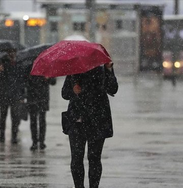 Yaz mevsimi henüz Türkiye’nin tamamına yayılmadı, kıyılar güneşlenirken 30°C’ye ulaşıyor fakat Anadolu’da her gün bir miktar yağmur düşüyor. Habertürk Meteoroloji Mühendisi Hüseyin Öztel