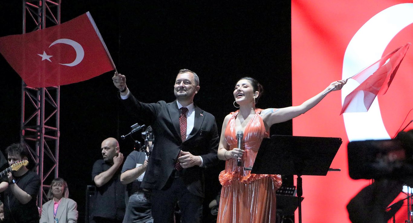 Melek Mosso sahnede özür diledi - Magazin haberleri