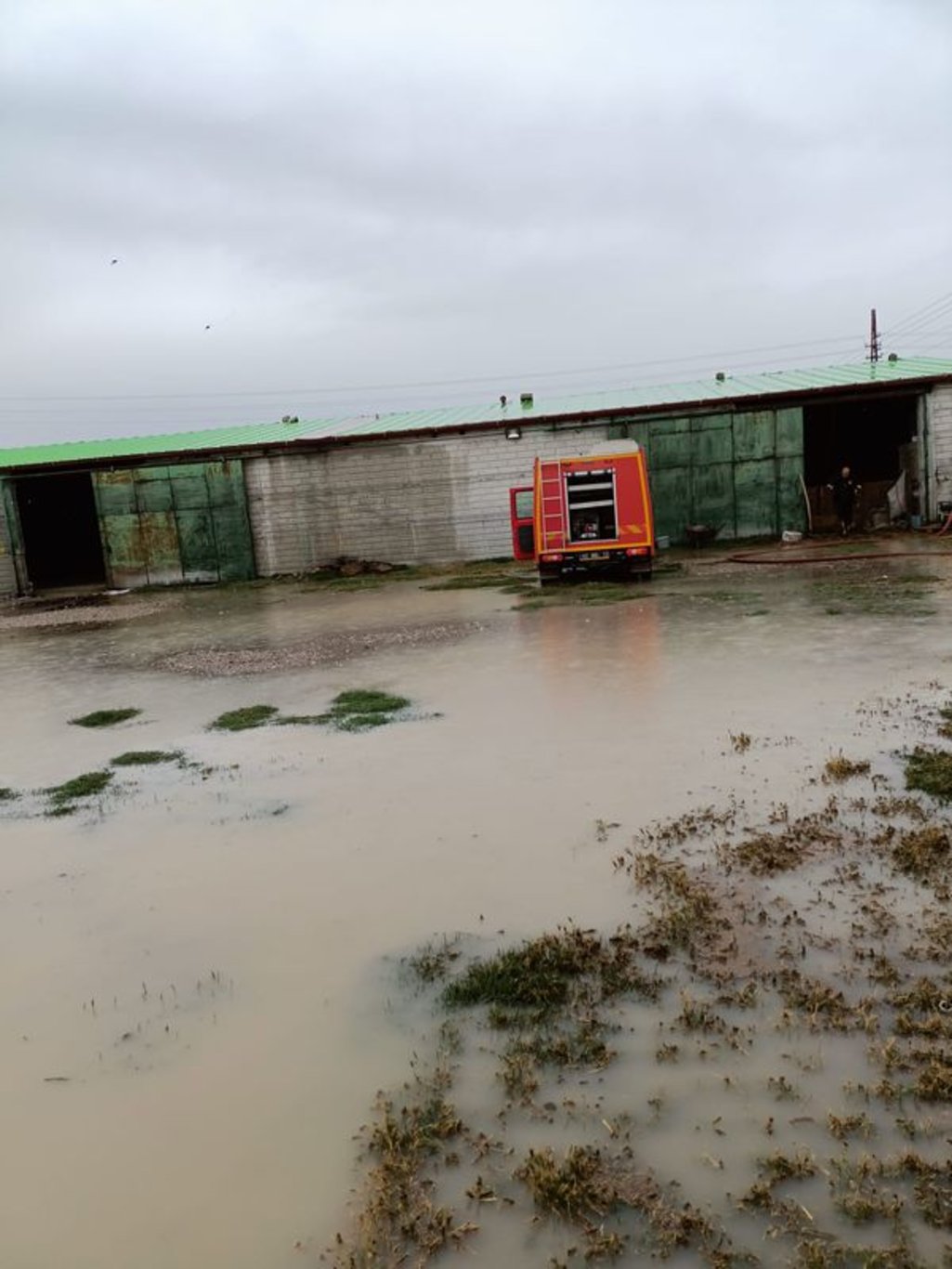 Konya'nın 3 ilçesinde sağanak nedeniyle ev, iş yeri ve tarım alanlarını su bastı