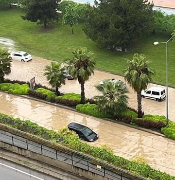 Şiddetli sağanak birçok ilimizde sel ve taşkına neden olurken, araçlar yollarda ilerleyemedi. Ev ve iş yerlerini su bastı. Afyonkarahisar