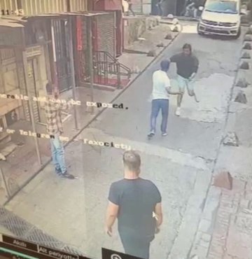 İstanbul Taksim’de çıkan kavganın ardından öldürülen Rus uyruklu Vyacheslav Nechıporchuk cinayetinde yeni gelişme yaşandı. Olayda bıçağı kullandığı tespit edilen şüpheli Cihan K. da polis tarafından yakalandı. Olay anına ait yeni görüntülerde ortaya çıktı. Habertürk