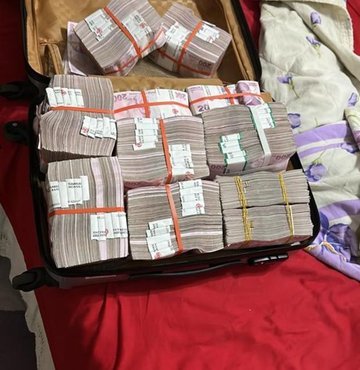 İstanbul narkotik polisinin kara para aklayanlara yönelik 5 ilde düzenlediği operasyona ait yeni görüntüler ortaya çıktı. Organize suç örgütünün kara kutusu olduğu iddia edilen Abdullah Üstün’ün Şişli’de yaşadığı rezidansa yapılan baskında ele geçirilen 3 milyon 200 bin lira ve milyon dolarlık saat bulunması saniye saniye kameraya yansıdı. Düzenlenen bu operasyon Avrupa