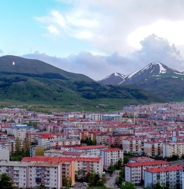 Erzurum Atatürk Üniversitesi Deprem Araştırma Merkezi Müdürü Doç. Dr. Çağlar Özer, iki ana fay hattı üzerinde bulunan kentle ilgili çok önemli bir uyarıda bulundu. Özer yaşanabilecek depremlere ilişkin olarak, "Yeni imara açılacak alanlarda, ovalardan ve sulak alanlardan ziyade daha sağlam zeminleri tercih etmeliyiz" dedi