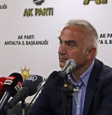 Kültür ve Turizm Bakanı Mehmet Nuri Ersoy, 2019 yılında 51,5 milyon ziyaretçiden 39 milyar dolar gelir elde edildiğini hatırlattı. 2022 yılında ziyaretçi sayısını 51,5 milyon olarak yakaladıklarını, elde edilen gelirin arttığını ifade eden Bakan Ersoy yeni hedefi açıkladı: Dünyanın ilk üçünde turizmde Türkiye olacak