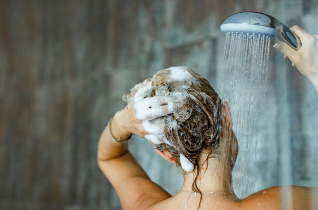 Her gün saç yıkamak gerçekten zararlı mı?