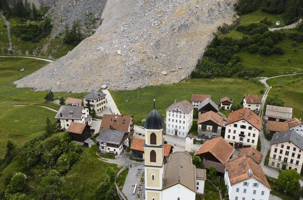 İsviçre’de bir köy heyelandan kıl payı kurtuldu
