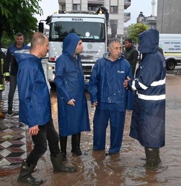 Akhisar’ı sel hayatı felç etti