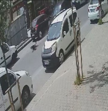 Yolun karşısındaki annesine koşuyordu! Her şey bir anda oldu!