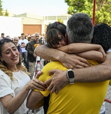 2023-YKS soru kitapçıklarının basıldığı kapalı matbaa merkezinde görev alan ve 45 gün boyunca dış dünyayla iletişimi tamamen kesilen 110 personelin, dün sınavın tamamlandığı saat 17.46 itibarıyla ailelerine kavuşma anı görüntülendi