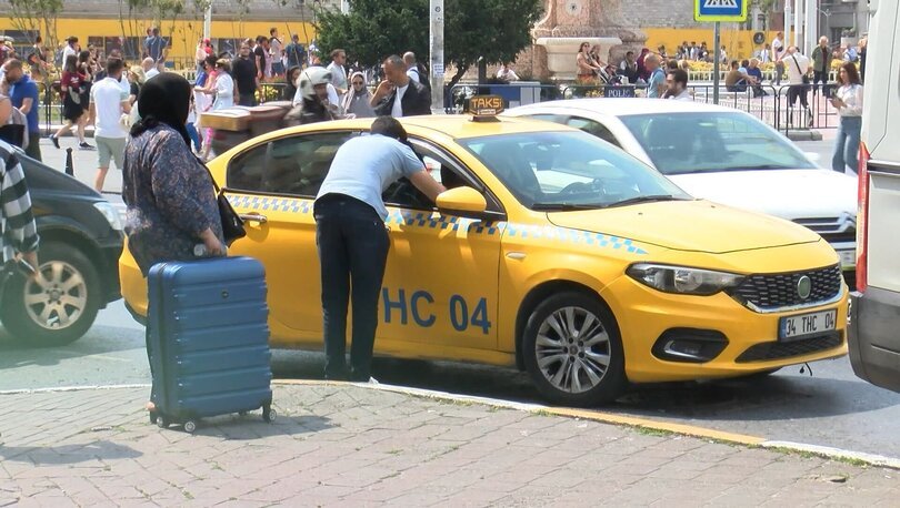 Kadıköy'de iki kadın, üst üste bindikleri iki taksiden de sürücülerin güzergahı beğenmemesi üzerine araçtan indirildi.