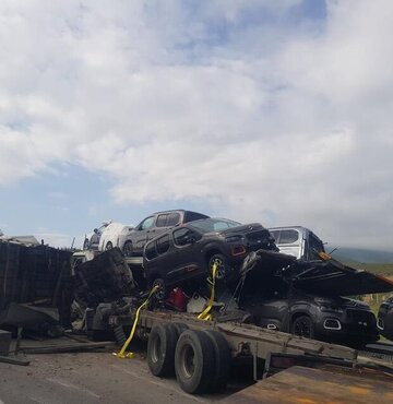 Kaza sonucu TIR’daki araçlar devrildi!