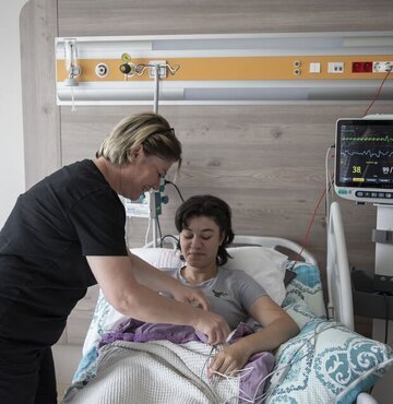 Doğuştan kalp hastası olan ve daha önce iki ameliyat geçiren 18 yaşındaki genç kız, kapalı yöntemle yapılan kalp kapağı değiştirme uygulamasıyla, "Mavi bebek hastalığı" olarak bilinen doğumsal kalp hastalığı fallot tetralojisini yendi