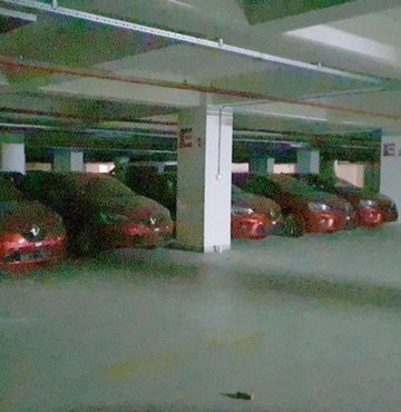 Diyarbakır Havalimanı otoparkında park edilmiş plakasız ve sıfır araçlar dikkat çekti. Otomobillerin stokçular tarafından konulduğu iddia edildi.