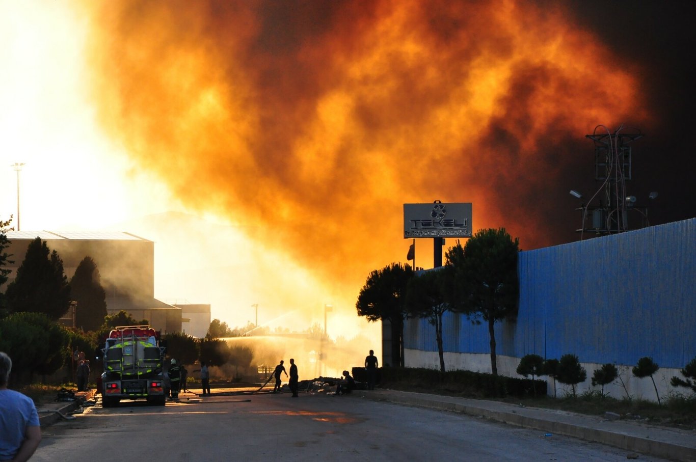 Son dakika: Manisa'daki OSB'de çıkan yangını söndürme çalışmaları sürüyor! İşte Manisa yangın son durum