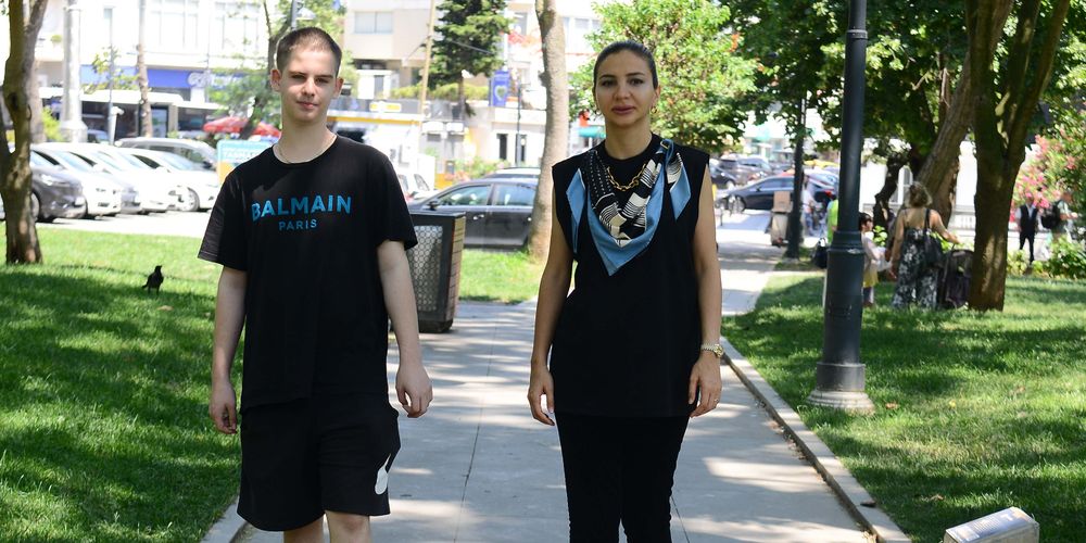 Anne-oğul yürüdü