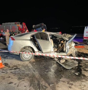 Hafif ticari araç ile kafa kafaya çarpışan otomobilde bulunan ve hayatlarını kaybeden Sat Ailesi