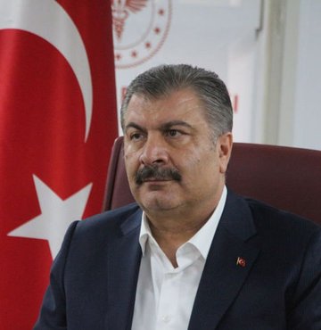 Sağlık Bakanı Fahrettin Koca, sosyal medya paylaşılan yabancı uyruklu hastaların öncelikli hasta muamelesi gördüğü iddialarıyla ilgili açıklama yaptı. Bakan Koca yaptığı açıklamada, "Görselde adı geçen hastaya “öncelik” tanınmasına neden olan durum, iddia edildiği gibi uyruğu değil, polikliniğe Acilden sevk edilmiş olmasıdır. Fotoğrafı belli maksatlarla paylaşanlara geçmiş olsun" ifadelerini kullandı