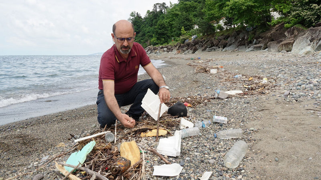 Doğu Karadeniz'de kirlilik alarmı! Yüksek kesimlere atılan çöpler sağanakta denize sürüklendi!