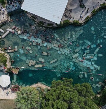 Pamukkale, her yıl 2 milyona yakın ziyaretçiyi ağırlayan beyaz travertenlerinin yanı sıra Kleopatra ismiyle anılan antik termal havuzuyla da öne çıkıyor