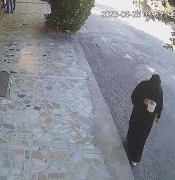 İş yerinin kapısının önünü süpürdüğü sırada çarşaflı bir kişinin kimyasal maddeli saldırısına uğrayan 40 yaşındaki Selahattin Ökçesiz