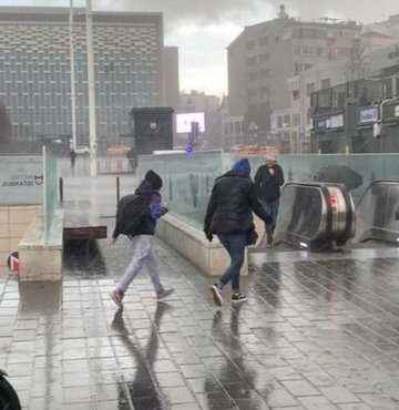 İstanbul Valiliği tarafından bugün Kocaeli, Sakarya çevreleri ile sabah saatlerinden itibaren İstanbul’un kuzeyi ve Anadolu Yakası’nda Meteoroloji Genel Müdürlüğü’nün değerlendirmelerine göre yerel kuvvetli gök gürültülü sağanak yağışların olabileceği duyuruldu