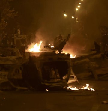 Son dakika... Fransa Başbakanı Elisabeth Borne, sokaklardaki protestolara ilişkin ülkede düzenin sağlanması için OHAL dahil tüm ihtimallerin masada olduğunu belirtti. Fransa Cumhurbaşkanı Macron ile Borne bugün toplantı yapacak 
