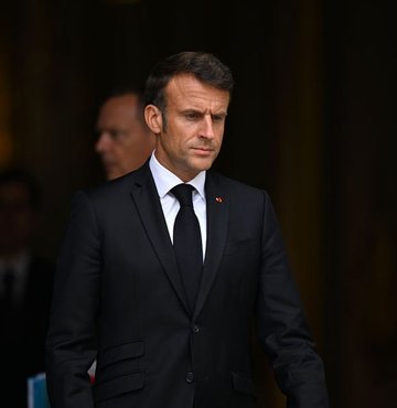Fransa Cumhurbaşkanı Macron, ülkede sokakların savaş alanına döndüğü olaylarla ilgili sosyal medyanın şiddeti körüklediğini belirterek "hassas içeriklerin" kaldırılmasını istedi. Macron, sokak olaylarını yatıştırmak için ebeveynlerden gençleri evde tutmalarını istedi. İçişleri Bakanı, saat 21