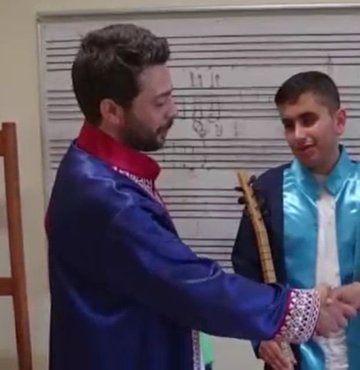Afyon Kocatepe Üniversitesi (AKÜ) Devlet Konservatuvarı Türk Halk Müziği bölüm birincisi görme engelli Fırat Ataş, devlet sanatçısı olmayı ve program yapmayı hedefliyor