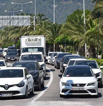 Son gün yoğunluğuna takılmak istemeyen tatilciler dönüş yoluculuğuna başladı. Dönüş yolculukları ile birlikte Kuzey Ege’de ki ana arterlerde yoğunluk baş gösterdi.