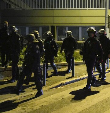 Fransa İçişleri Bakanı Gerald Darmanin, polisin bir genci öldürmesi nedeniyle başlayan ve devam eden protestolar nedeniyle bu akşam da 45 bin polis ve jandarmanın görev alacağını bildirdi