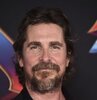 Christian Bale, 30 Ocak 1974 doğumlu İngiliz bir oyuncudur. Kariyerine çocuk oyuncu olarak başlayan Bale, genç yaşta dikkat çeken performanslar sergileyerek büyük bir oyunculuk yeteneği gösterdi. Oyunculuk kariyeri boyunca farklı rollerde çeşitlilik gösteren Bale, genellikle fiziksel ve duygusal dönüşümleriyle tanınır.