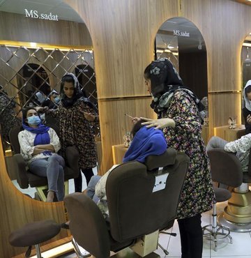 Afganistan 2021 yazında iktidarı ele geçiren Taliban yönetiminden kadınlara yönelik bir kısıtlama daha getirildi. Buna göre başkent Kabil ve çevresindeki güzellik salonlarının kapatılmasına karar verildi